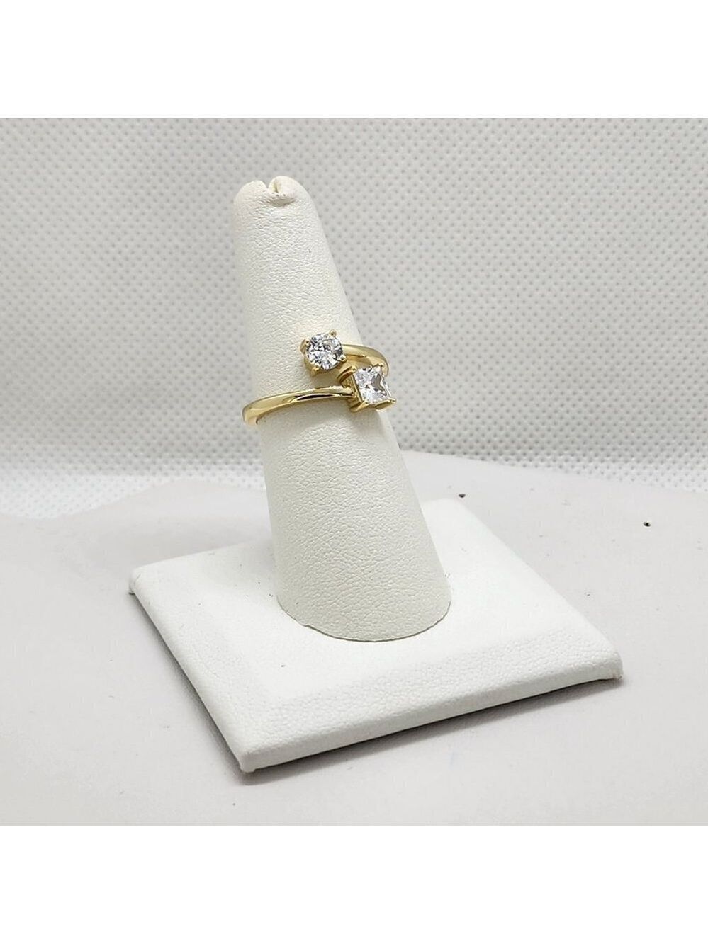 Brand New Sterling Silver 925 White Gemstones Ring